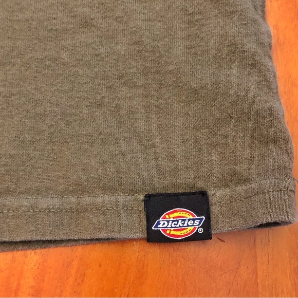 Dickies Men’s Khaki Long Sleeve T shirt
Tee With Logo on the Front. Medium - Picture 6 of 15